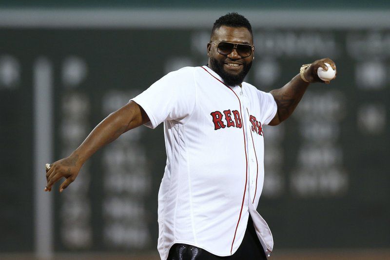 David Ortiz hace el 1er lanzamiento en Fenway Park